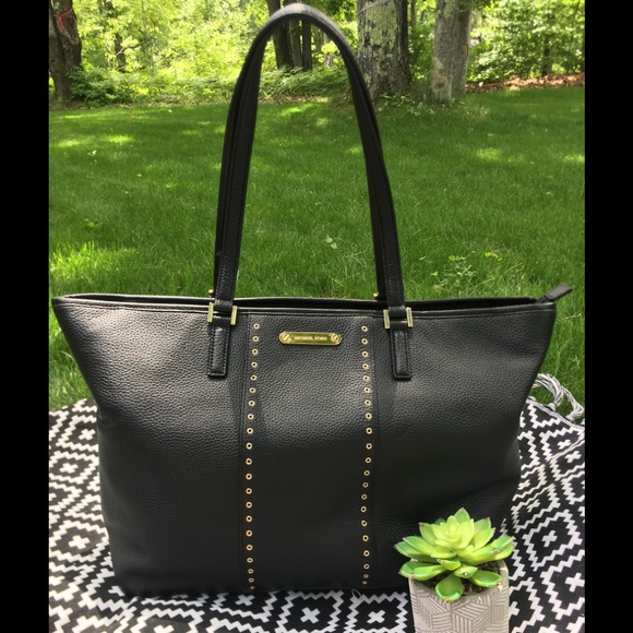 Michael Kors Handbags - NWT Michael Kors Large Carryall Tote
